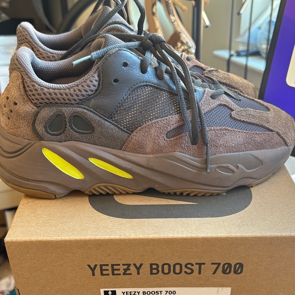 Adidas Yeezy Boost 700 in Mauve | size 6.5 men’s (8 women’s)